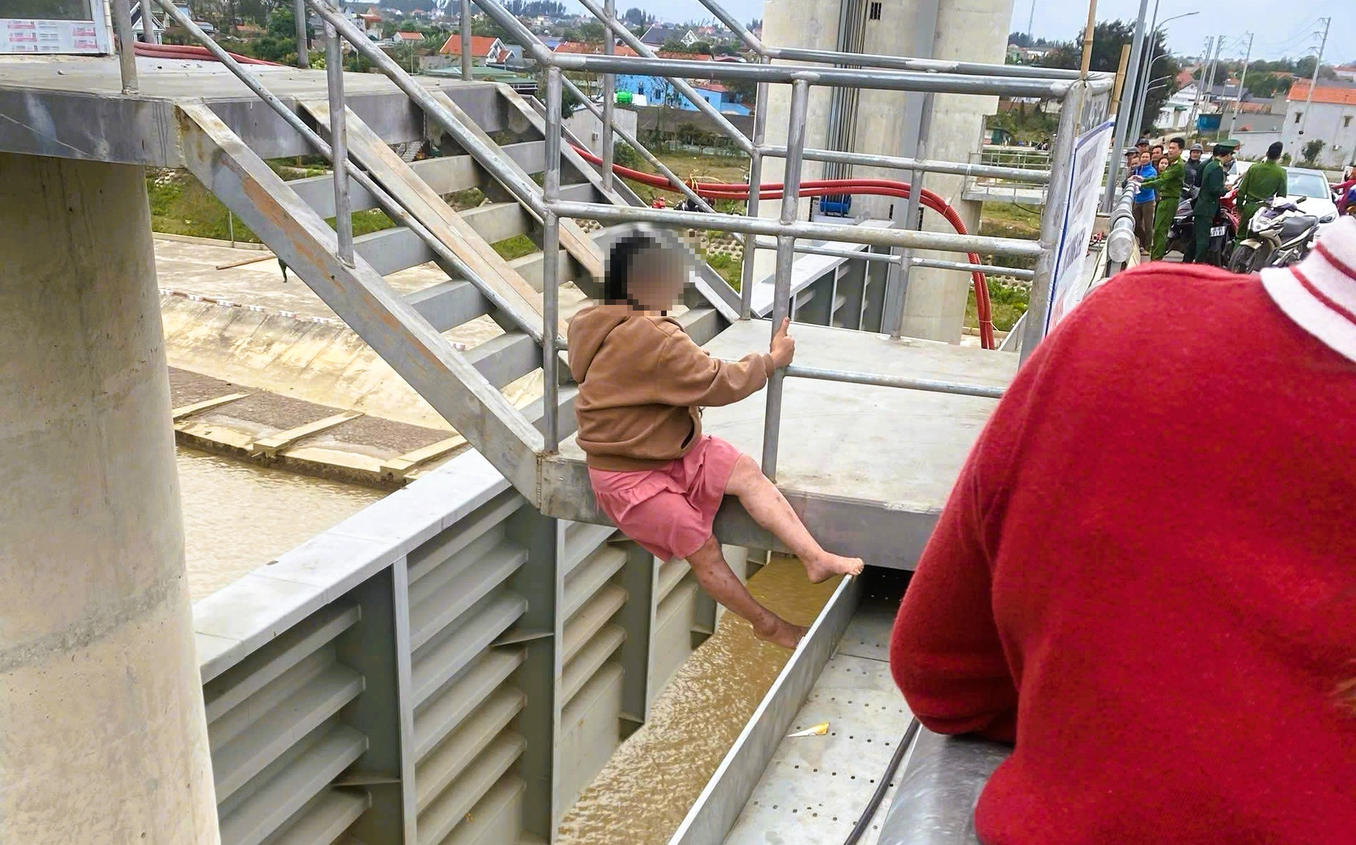 Cảnh s&aacute;t cứu thai phụ mang thai 7 th&aacute;ng định nhảy cầu tự tử- Ảnh 1.