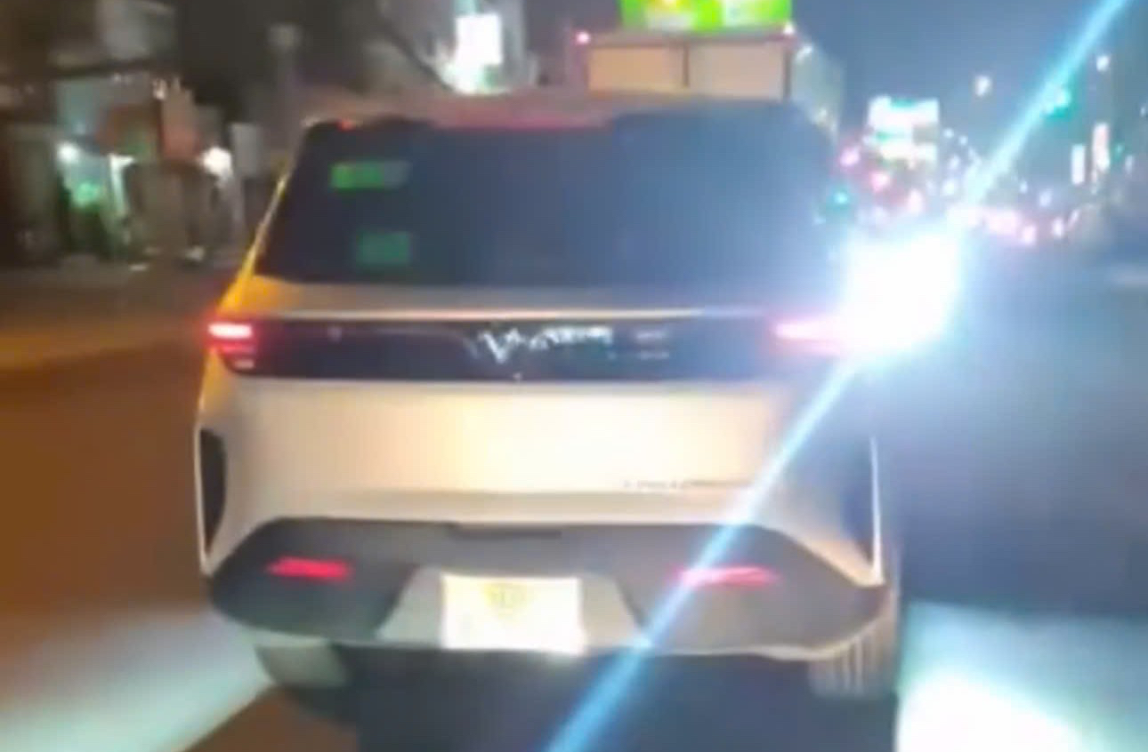 TPHCM: Xử l&yacute; t&agrave;i xế tự &yacute; gắn th&ecirc;m đ&egrave;n &ocirc; t&ocirc; g&acirc;y ch&oacute;i mắt người kh&aacute;c- Ảnh 2.