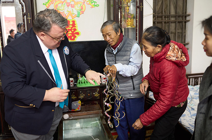 Cả thế giới kinh ngạc với người đ&agrave;n &ocirc;ng Việt Nam c&oacute; bộ m&oacute;ng tay dị chưa từng c&oacute;- Ảnh 2.