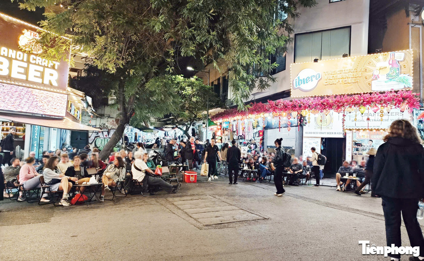 Sau 'tối hậu thư' của Gi&aacute;m đốc C&ocirc;ng an H&agrave; Nội, nhiều h&agrave;ng qu&aacute;n vẫn chiếm hết vỉa h&egrave;- Ảnh 15.