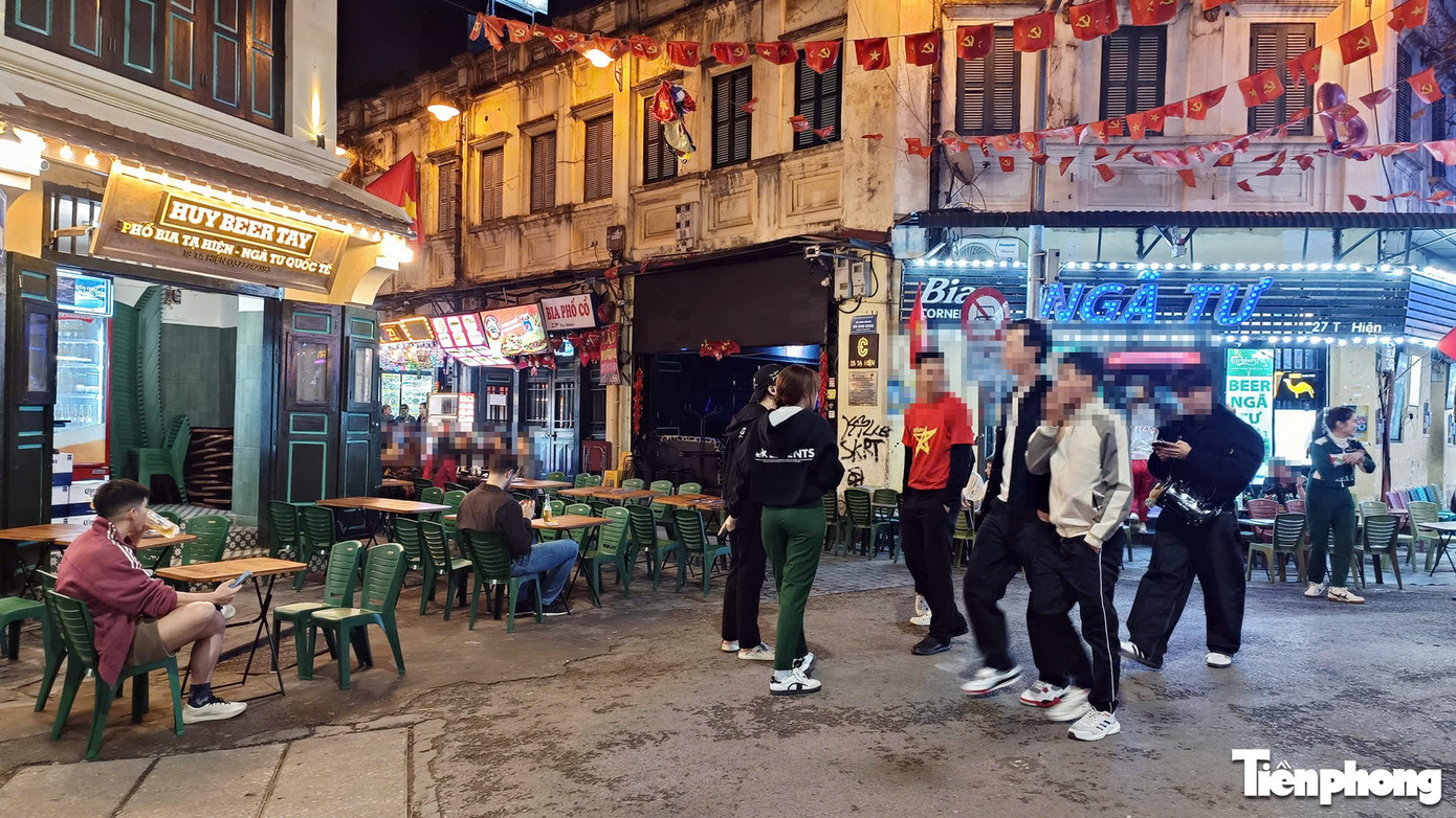 Sau 'tối hậu thư' của Gi&aacute;m đốc C&ocirc;ng an H&agrave; Nội, nhiều h&agrave;ng qu&aacute;n vẫn chiếm hết vỉa h&egrave;- Ảnh 16.