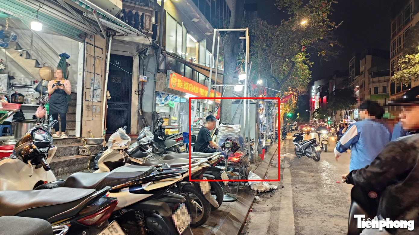 Sau 'tối hậu thư' của Gi&aacute;m đốc C&ocirc;ng an H&agrave; Nội, nhiều h&agrave;ng qu&aacute;n vẫn chiếm hết vỉa h&egrave;- Ảnh 17.