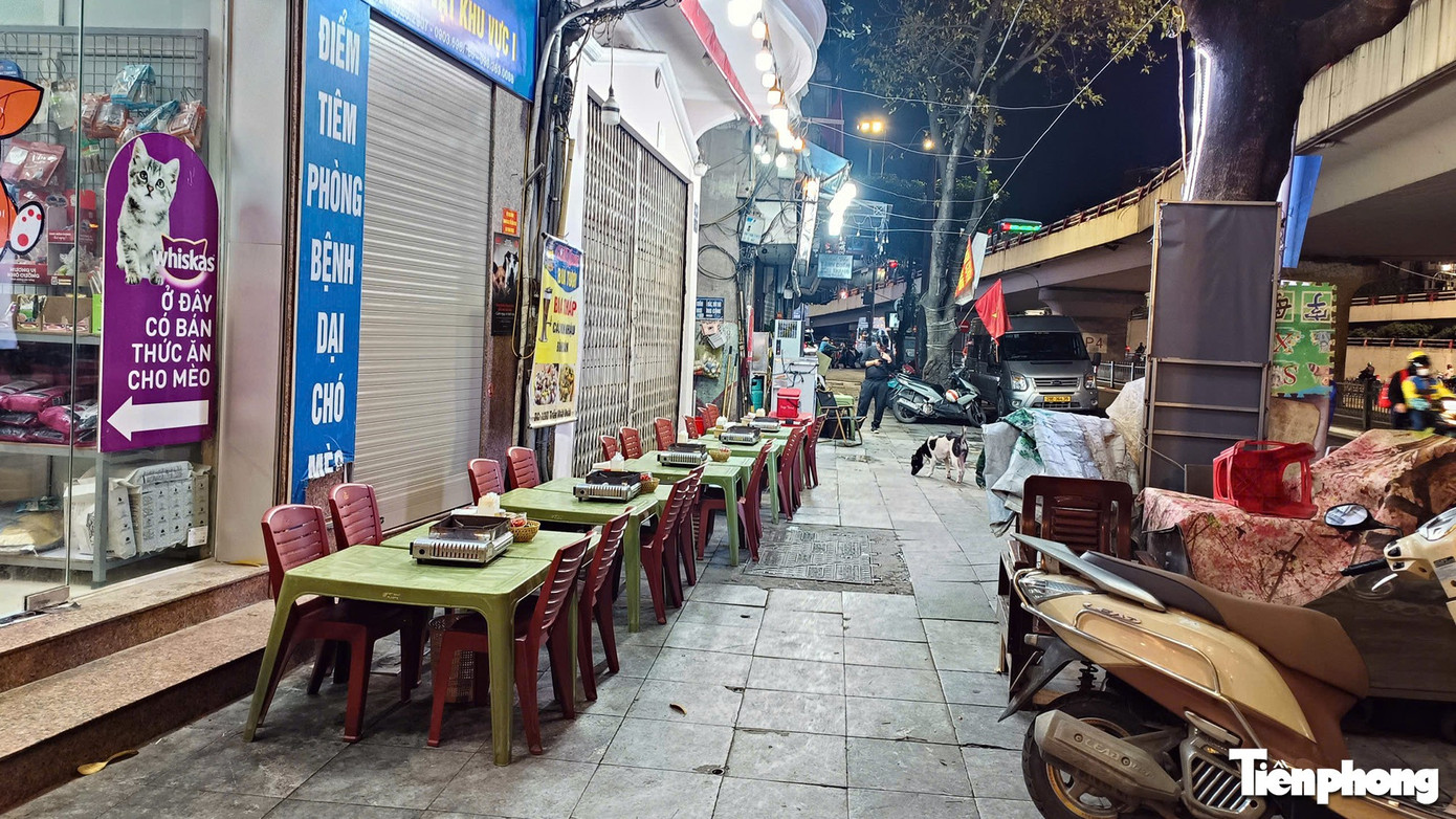 Sau 'tối hậu thư' của Gi&aacute;m đốc C&ocirc;ng an H&agrave; Nội, nhiều h&agrave;ng qu&aacute;n vẫn chiếm hết vỉa h&egrave;- Ảnh 14.