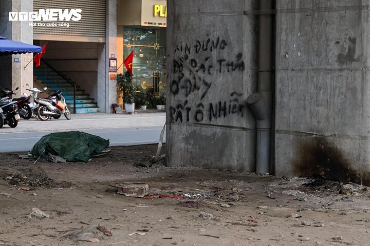 Nhếch nh&aacute;c h&agrave;ng qu&aacute;n, r&aacute;c thải bủa v&acirc;y dọc tuyến metro C&aacute;t Linh - H&agrave; Đ&ocirc;ng- Ảnh 6.