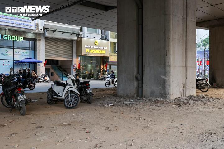 Nhếch nh&aacute;c h&agrave;ng qu&aacute;n, r&aacute;c thải bủa v&acirc;y dọc tuyến metro C&aacute;t Linh - H&agrave; Đ&ocirc;ng- Ảnh 7.