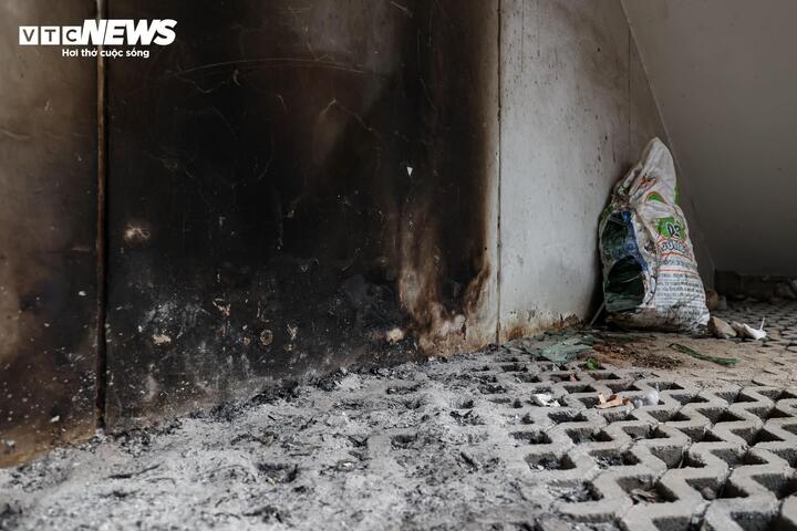 Nhếch nh&aacute;c h&agrave;ng qu&aacute;n, r&aacute;c thải bủa v&acirc;y dọc tuyến metro C&aacute;t Linh - H&agrave; Đ&ocirc;ng- Ảnh 4.