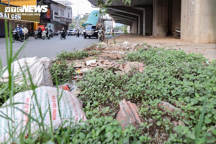 Nhếch nh&aacute;c h&agrave;ng qu&aacute;n, r&aacute;c thải bủa v&acirc;y dọc tuyến metro C&aacute;t Linh - H&agrave; Đ&ocirc;ng- Ảnh 5.