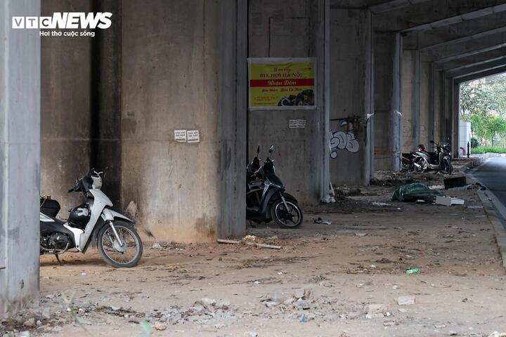 Nhếch nh&aacute;c h&agrave;ng qu&aacute;n, r&aacute;c thải bủa v&acirc;y dọc tuyến metro C&aacute;t Linh - H&agrave; Đ&ocirc;ng- Ảnh 8.