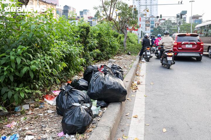 Nhếch nh&aacute;c h&agrave;ng qu&aacute;n, r&aacute;c thải bủa v&acirc;y dọc tuyến metro C&aacute;t Linh - H&agrave; Đ&ocirc;ng- Ảnh 13.