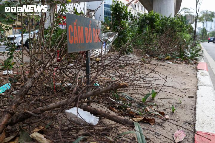 Nhếch nh&aacute;c h&agrave;ng qu&aacute;n, r&aacute;c thải bủa v&acirc;y dọc tuyến metro C&aacute;t Linh - H&agrave; Đ&ocirc;ng- Ảnh 9.