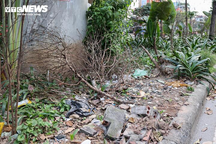 Nhếch nh&aacute;c h&agrave;ng qu&aacute;n, r&aacute;c thải bủa v&acirc;y dọc tuyến metro C&aacute;t Linh - H&agrave; Đ&ocirc;ng- Ảnh 11.