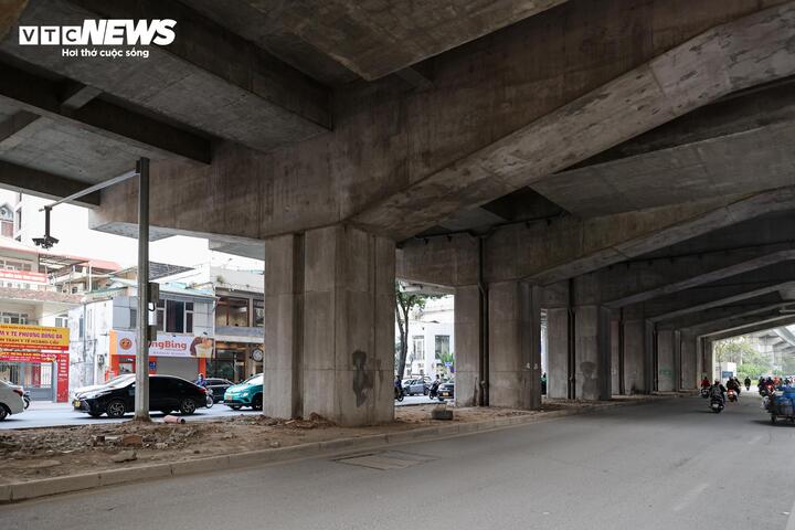 Nhếch nh&aacute;c h&agrave;ng qu&aacute;n, r&aacute;c thải bủa v&acirc;y dọc tuyến metro C&aacute;t Linh - H&agrave; Đ&ocirc;ng- Ảnh 2.