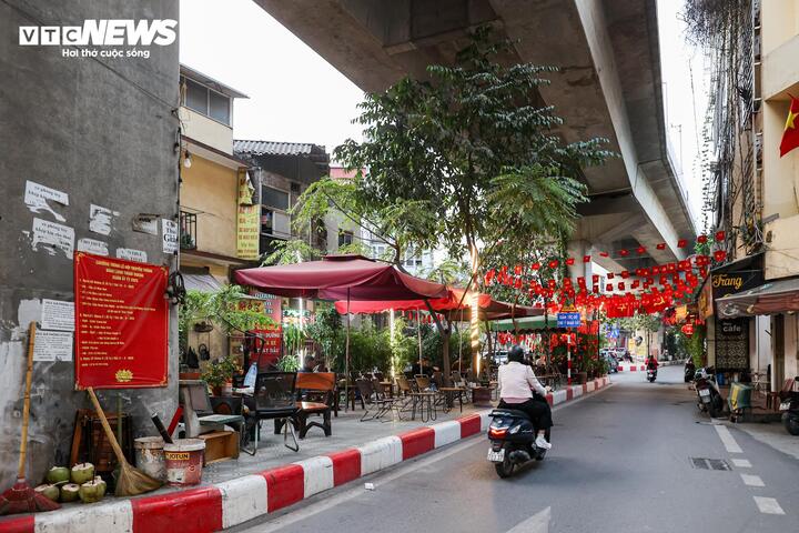 Nhếch nh&aacute;c h&agrave;ng qu&aacute;n, r&aacute;c thải bủa v&acirc;y dọc tuyến metro C&aacute;t Linh - H&agrave; Đ&ocirc;ng- Ảnh 15.