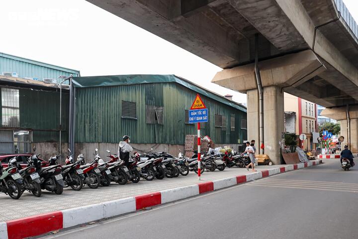 Nhếch nh&aacute;c h&agrave;ng qu&aacute;n, r&aacute;c thải bủa v&acirc;y dọc tuyến metro C&aacute;t Linh - H&agrave; Đ&ocirc;ng- Ảnh 16.