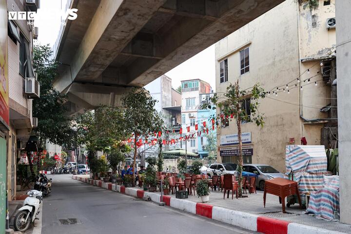 Nhếch nh&aacute;c h&agrave;ng qu&aacute;n, r&aacute;c thải bủa v&acirc;y dọc tuyến metro C&aacute;t Linh - H&agrave; Đ&ocirc;ng- Ảnh 17.