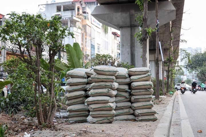 Nhếch nh&aacute;c h&agrave;ng qu&aacute;n, r&aacute;c thải bủa v&acirc;y dọc tuyến metro C&aacute;t Linh - H&agrave; Đ&ocirc;ng- Ảnh 12.