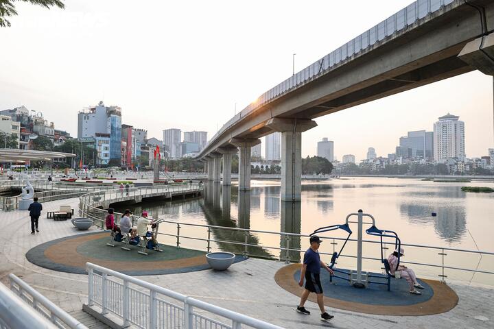 Nhếch nh&aacute;c h&agrave;ng qu&aacute;n, r&aacute;c thải bủa v&acirc;y dọc tuyến metro C&aacute;t Linh - H&agrave; Đ&ocirc;ng- Ảnh 1.