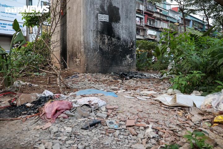 Nhếch nh&aacute;c h&agrave;ng qu&aacute;n, r&aacute;c thải bủa v&acirc;y dọc tuyến metro C&aacute;t Linh - H&agrave; Đ&ocirc;ng- Ảnh 14.