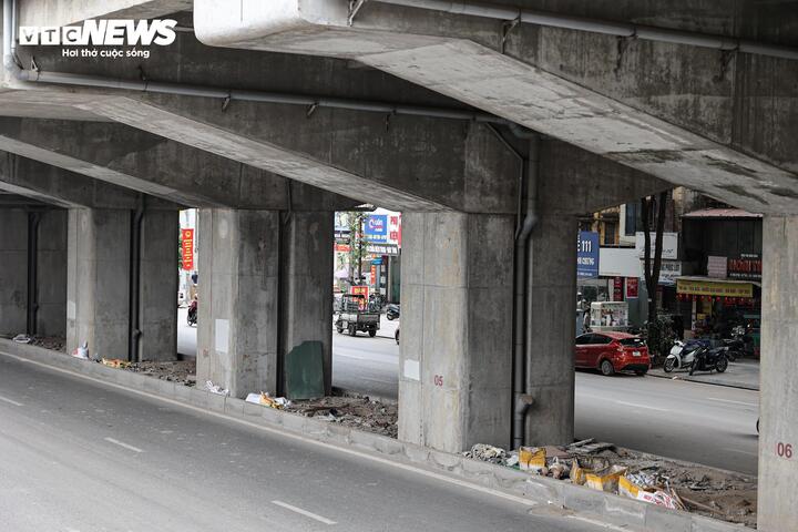 Nhếch nh&aacute;c h&agrave;ng qu&aacute;n, r&aacute;c thải bủa v&acirc;y dọc tuyến metro C&aacute;t Linh - H&agrave; Đ&ocirc;ng- Ảnh 18.
