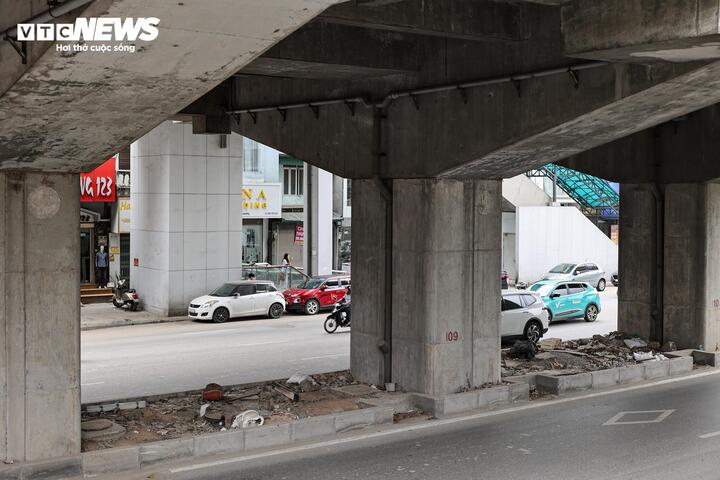 Nhếch nh&aacute;c h&agrave;ng qu&aacute;n, r&aacute;c thải bủa v&acirc;y dọc tuyến metro C&aacute;t Linh - H&agrave; Đ&ocirc;ng- Ảnh 19.