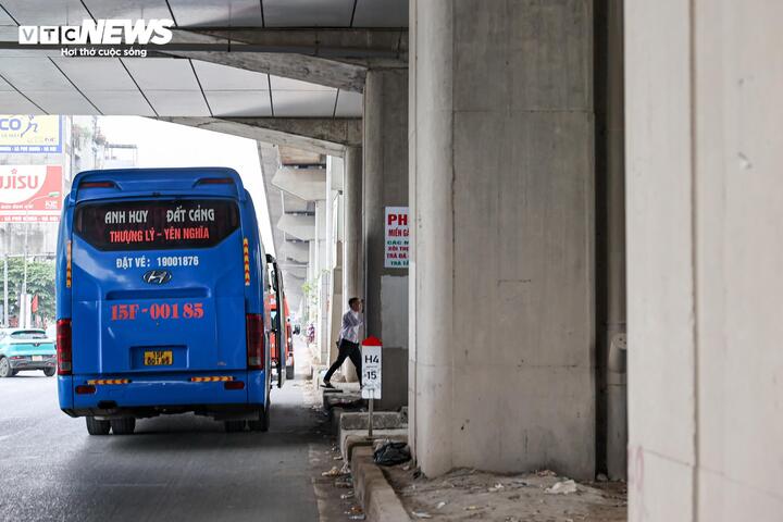 Nhếch nh&aacute;c h&agrave;ng qu&aacute;n, r&aacute;c thải bủa v&acirc;y dọc tuyến metro C&aacute;t Linh - H&agrave; Đ&ocirc;ng- Ảnh 22.