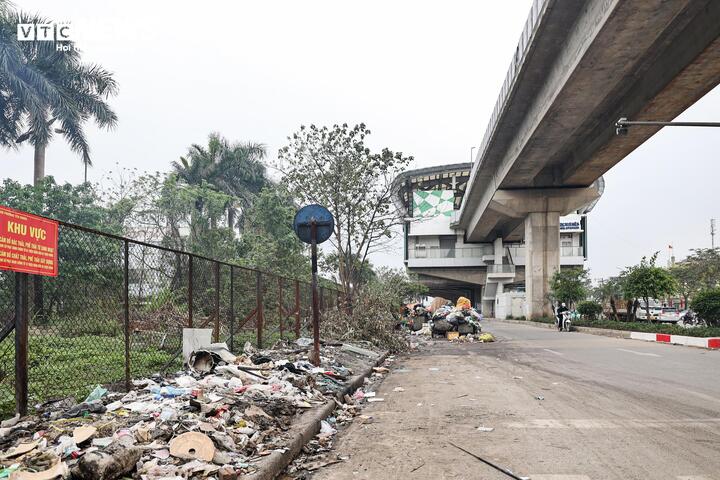 Nhếch nh&aacute;c h&agrave;ng qu&aacute;n, r&aacute;c thải bủa v&acirc;y dọc tuyến metro C&aacute;t Linh - H&agrave; Đ&ocirc;ng- Ảnh 24.