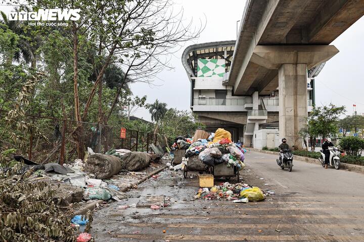 Nhếch nh&aacute;c h&agrave;ng qu&aacute;n, r&aacute;c thải bủa v&acirc;y dọc tuyến metro C&aacute;t Linh - H&agrave; Đ&ocirc;ng- Ảnh 25.