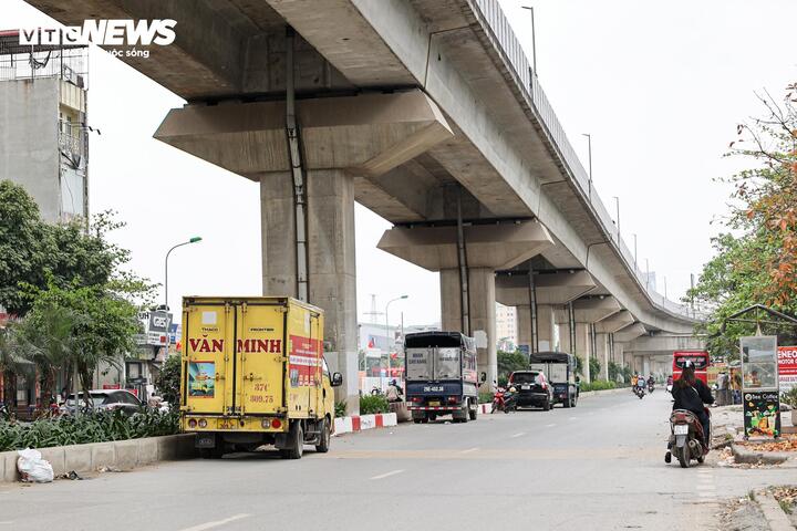 Nhếch nh&aacute;c h&agrave;ng qu&aacute;n, r&aacute;c thải bủa v&acirc;y dọc tuyến metro C&aacute;t Linh - H&agrave; Đ&ocirc;ng- Ảnh 23.