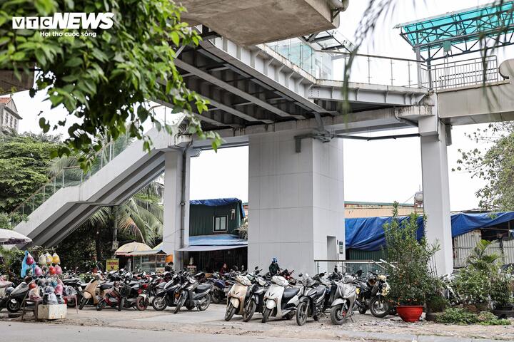 Nhếch nh&aacute;c h&agrave;ng qu&aacute;n, r&aacute;c thải bủa v&acirc;y dọc tuyến metro C&aacute;t Linh - H&agrave; Đ&ocirc;ng- Ảnh 21.