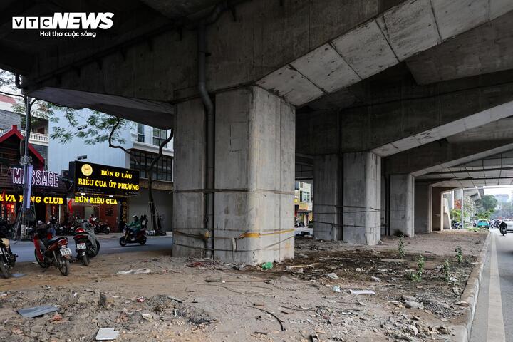 Nhếch nh&aacute;c h&agrave;ng qu&aacute;n, r&aacute;c thải bủa v&acirc;y dọc tuyến metro C&aacute;t Linh - H&agrave; Đ&ocirc;ng- Ảnh 3.