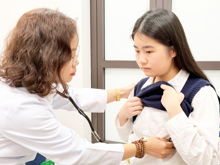 C&ocirc; b&eacute; sống nhờ tr&aacute;i tim hiến tặng, nay gi&agrave;nh giải Nh&igrave; học sinh giỏi H&oacute;a- Ảnh 1.