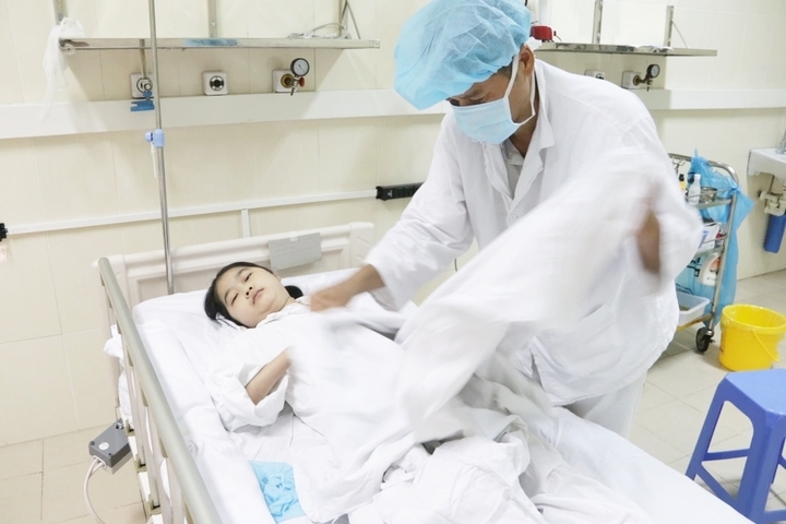 C&ocirc; b&eacute; sống nhờ tr&aacute;i tim hiến tặng, nay gi&agrave;nh giải Nh&igrave; học sinh giỏi H&oacute;a- Ảnh 2.