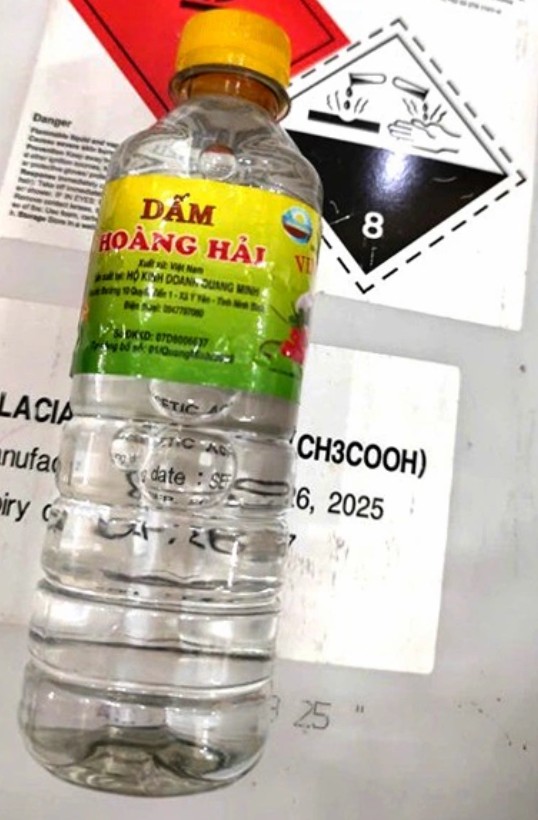 Bắt đối tượng pha nước l&atilde; với 1,5 tấn axit axetic để tạo ra giấm ăn: Quy m&ocirc; sản xuất cả triệu l&iacute;t- Ảnh 2.
