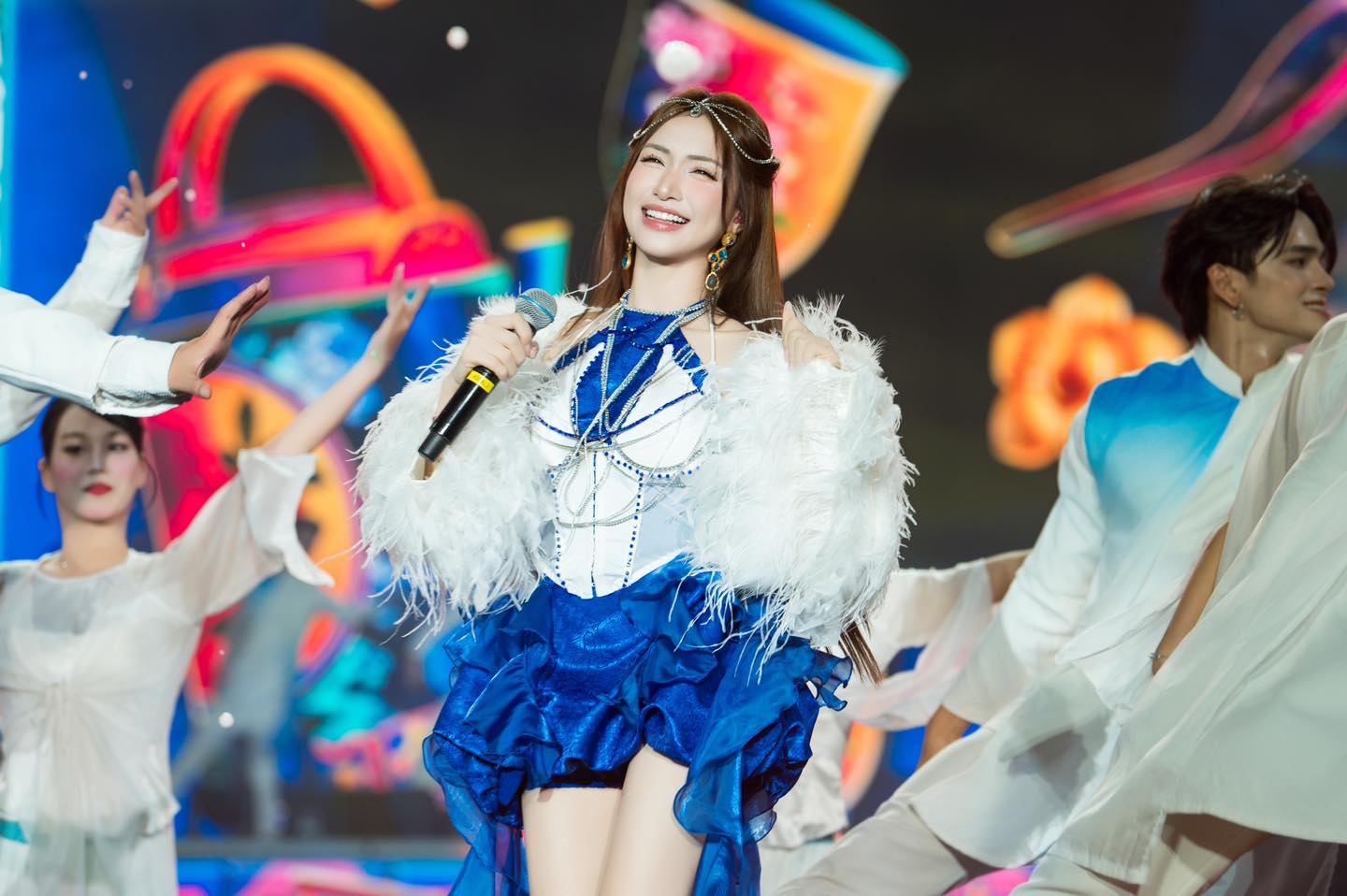 H&ograve;a Minzy chỉ 