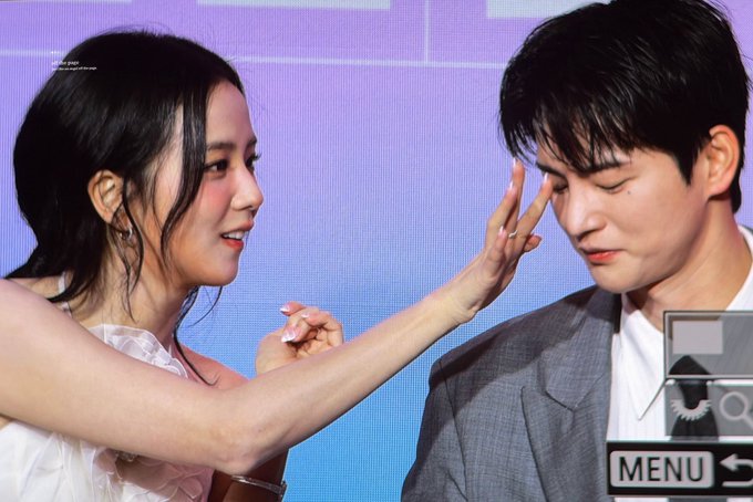 Kh&ocirc;ng tin nổi Jisoo lộ liễu đẩy đưa, thể hiện t&igrave;nh &yacute; với bạn diễn nam thần tới mức n&agrave;y rồi?- Ảnh 2.