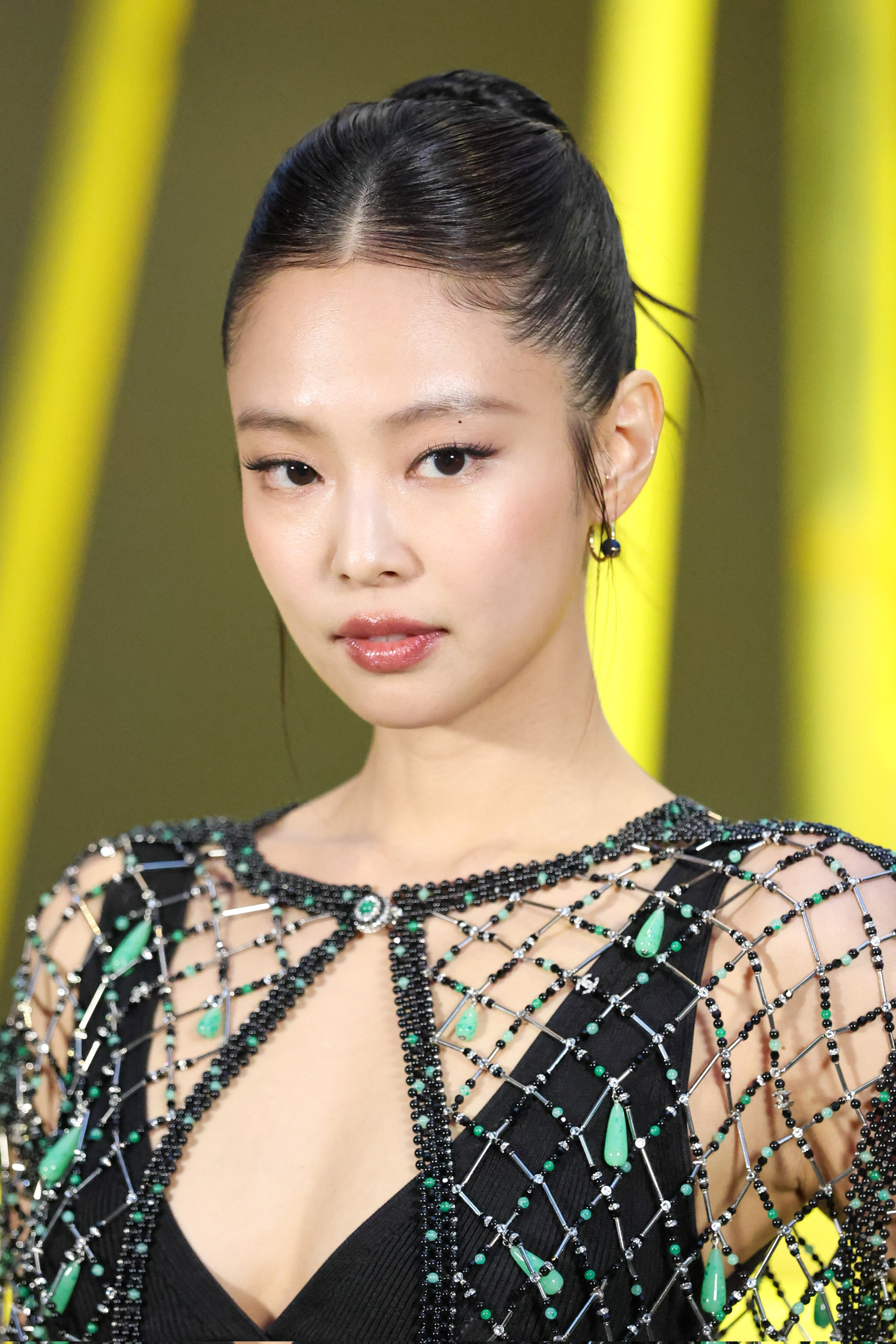 Jennie ở show Chanel: Hở bạo đến từng milimet, tự tung ảnh &ocirc;m ấp trai lạ khiến c&otilde;i mạng dậy s&oacute;ng- Ảnh 1.