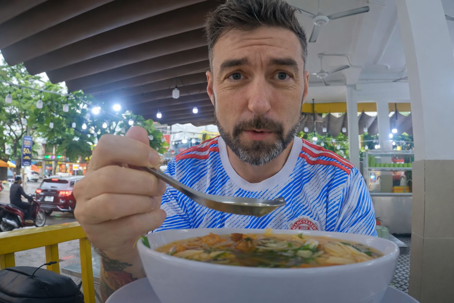 Tự tin d&ugrave;ng tiếng Việt để khen m&oacute;n phở, anh T&acirc;y khiến cả qu&aacute;n bật cười v&igrave; nhầm đ&uacute;ng chữ quan trọng nhất- Ảnh 2.