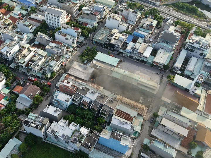 Ch&aacute;y kho h&agrave;ng ở TPHCM, cảnh s&aacute;t PCCC chia ra nhiều hướng dập lửa- Ảnh 2.