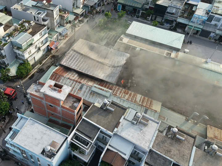 Ch&aacute;y kho h&agrave;ng ở TPHCM, cảnh s&aacute;t PCCC chia ra nhiều hướng dập lửa- Ảnh 1.