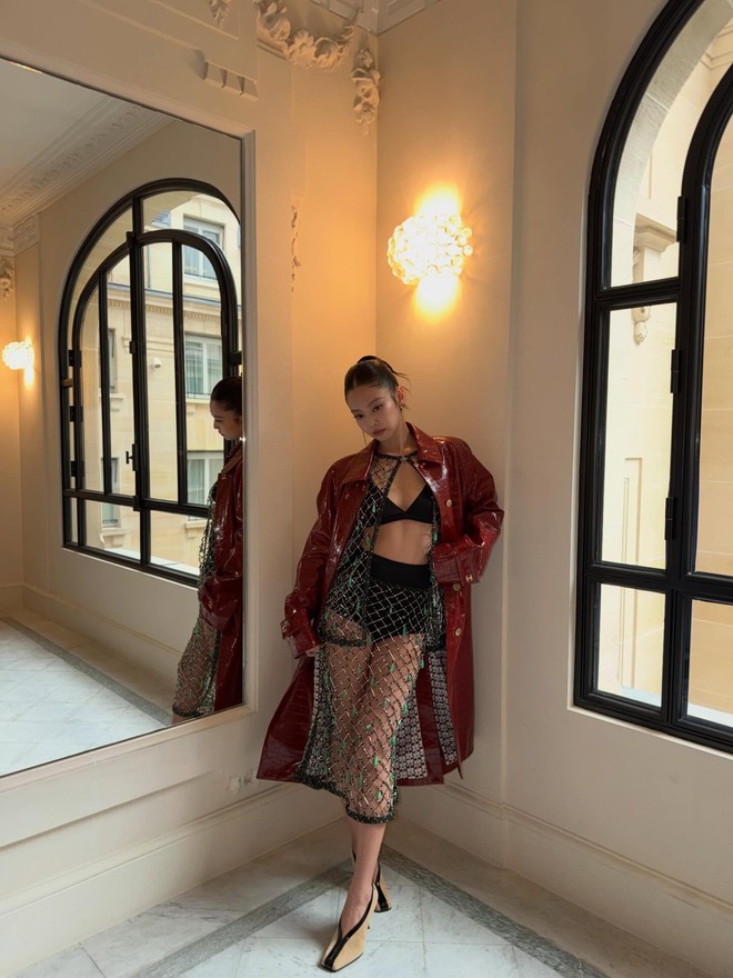 Jennie kết show Chanel slay đi&ecirc;n đảo, m&agrave;n sửa đồ hở bạo hơn cả model g&acirc;y ch&uacute; &yacute;- Ảnh 9.