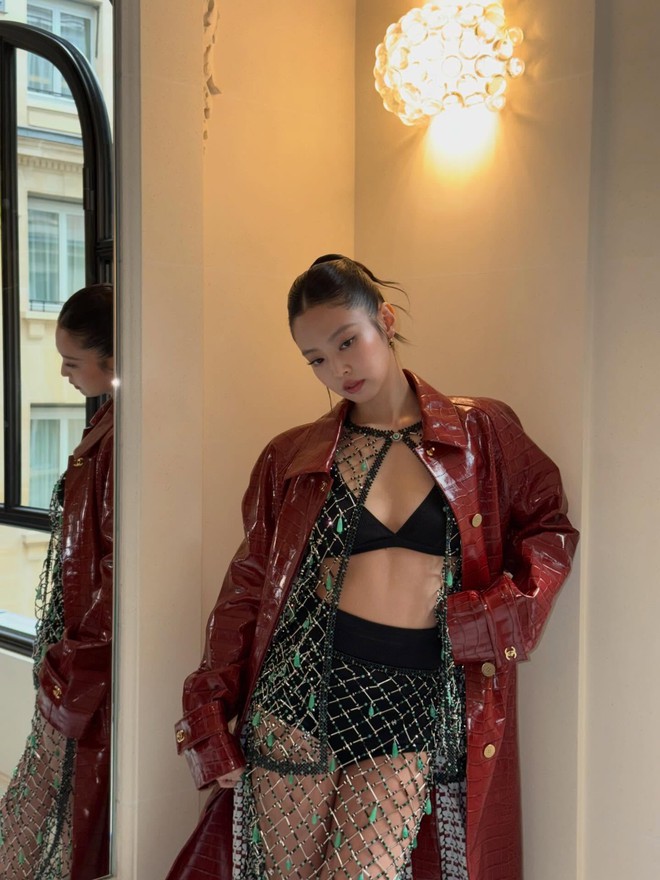 Jennie kết show Chanel slay đi&ecirc;n đảo, m&agrave;n sửa đồ hở bạo hơn cả model g&acirc;y ch&uacute; &yacute;- Ảnh 6.