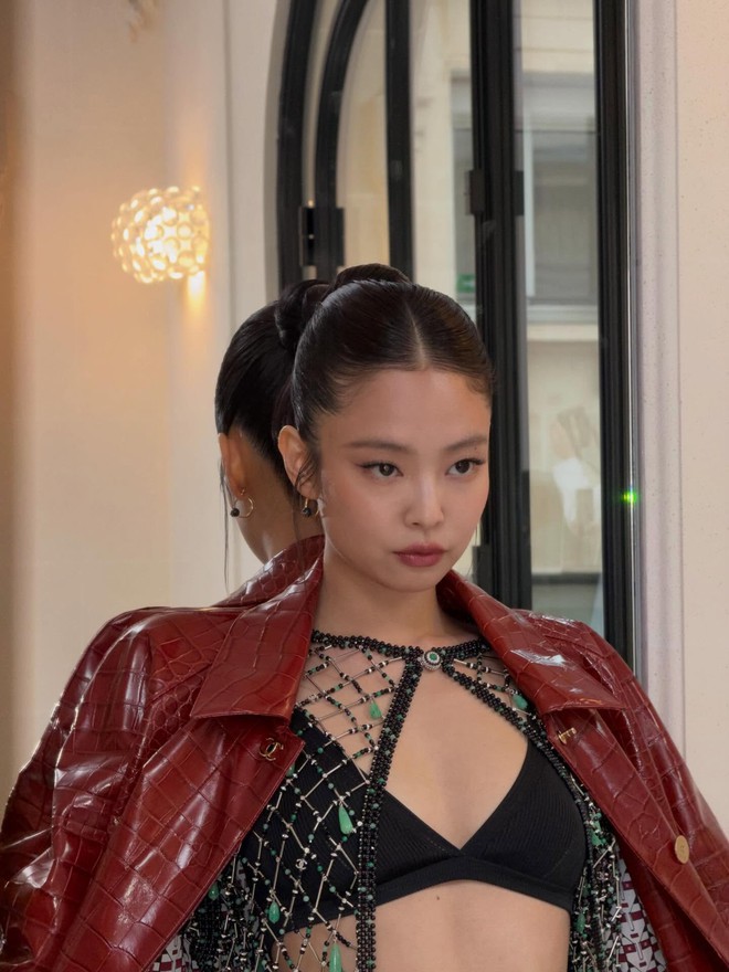 Jennie kết show Chanel slay đi&ecirc;n đảo, m&agrave;n sửa đồ hở bạo hơn cả model g&acirc;y ch&uacute; &yacute;- Ảnh 7.