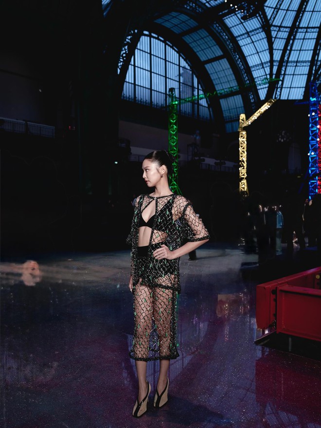 Jennie kết show Chanel slay đi&ecirc;n đảo, m&agrave;n sửa đồ hở bạo hơn cả model g&acirc;y ch&uacute; &yacute;- Ảnh 1.