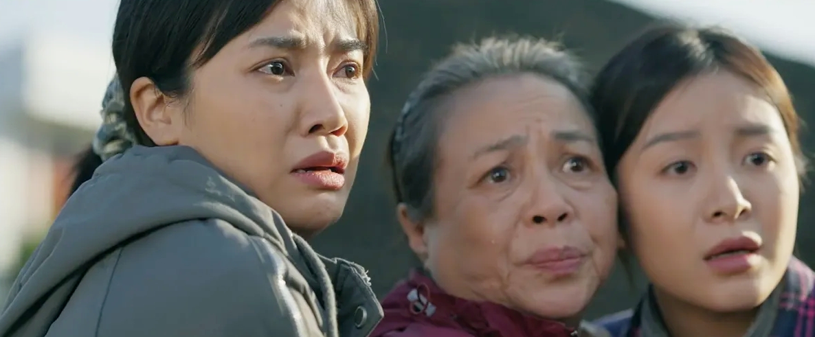 Lần đầu c&oacute; phim Việt được khen hay hơn cả Hậu Duệ Mặt Trời, nam ch&iacute;nh đẹp m&ecirc; mẩn c&ograve;n diễn bằng mắt cực đỉnh- Ảnh 2.