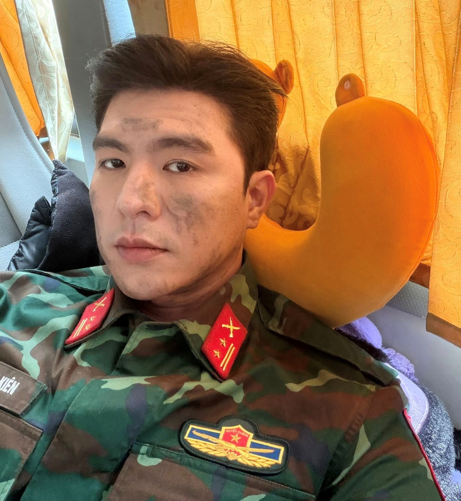 Lần đầu c&oacute; phim Việt được khen hay hơn cả Hậu Duệ Mặt Trời, nam ch&iacute;nh đẹp m&ecirc; mẩn c&ograve;n diễn bằng mắt cực đỉnh- Ảnh 5.