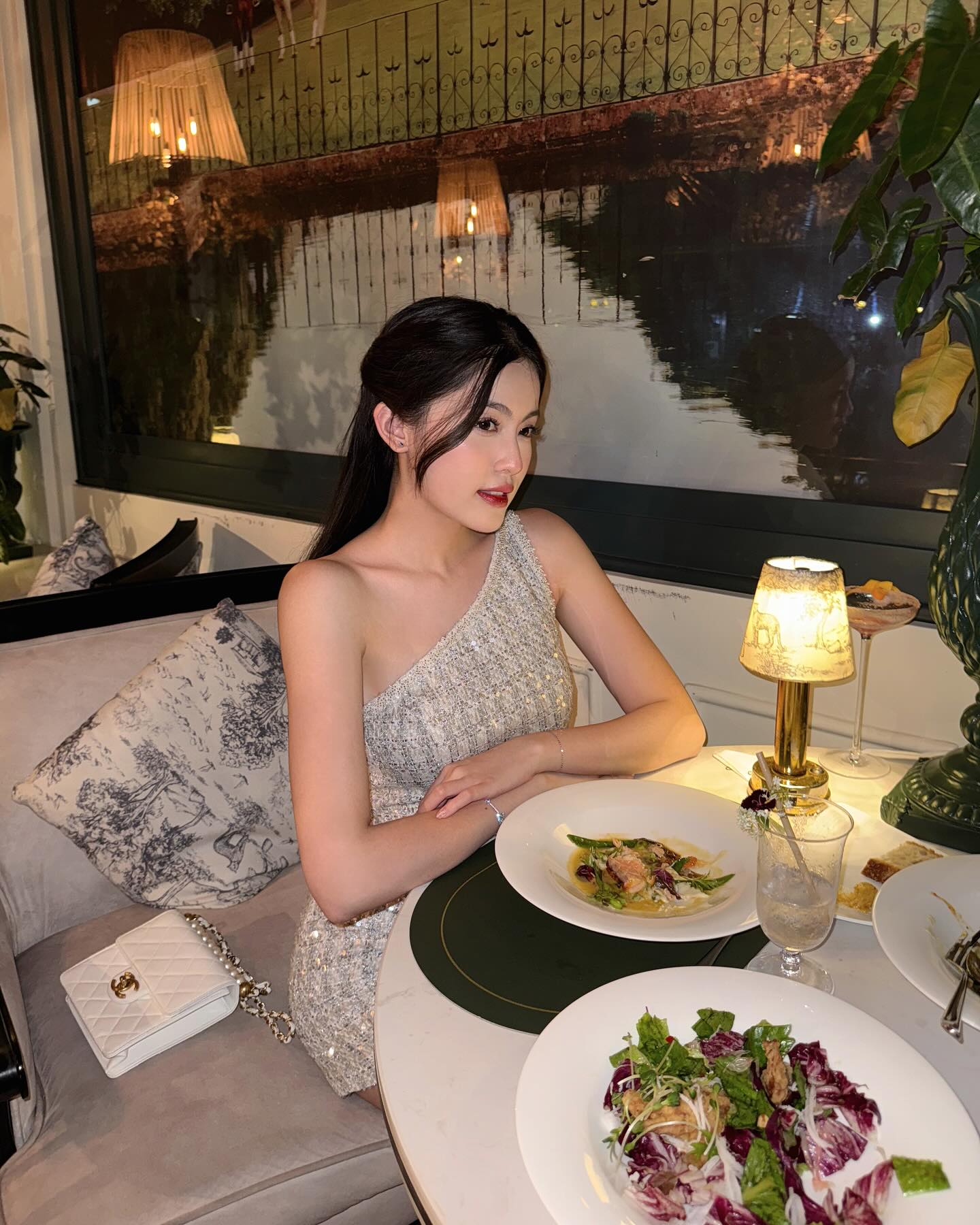 "T&uacute;i Chanel tr&ecirc;n người, tay to&agrave;n l&agrave; Tiffany": HIEUTHUHAI khoe thế n&agrave;y vẫn c&ograve;n nhẹ với tủ đồ hiệu của bạn g&aacute;i hot girl- Ảnh 3.