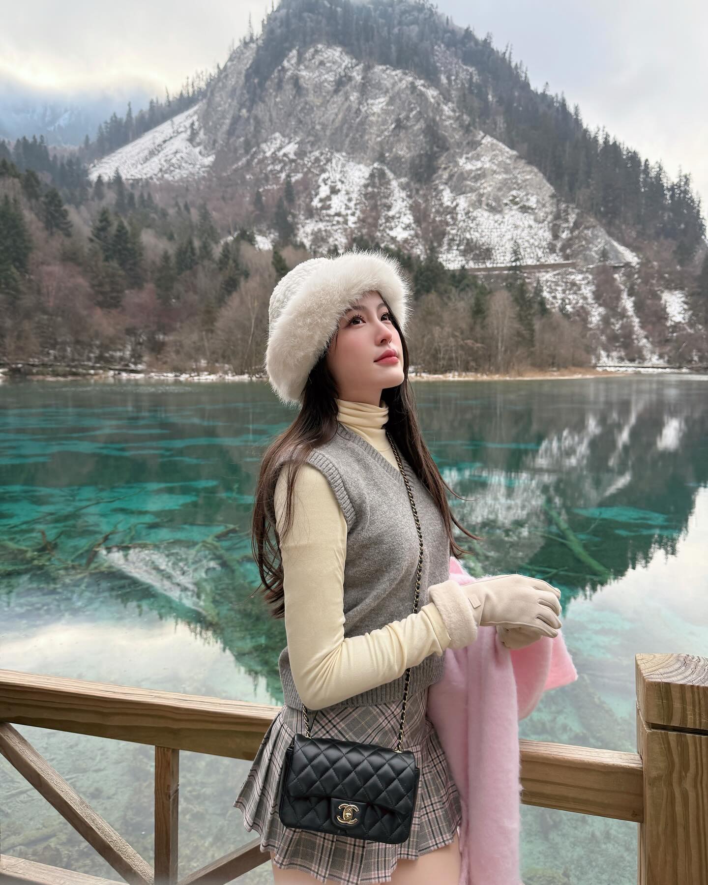 "T&uacute;i Chanel tr&ecirc;n người, tay to&agrave;n l&agrave; Tiffany": HIEUTHUHAI khoe thế n&agrave;y vẫn c&ograve;n nhẹ với tủ đồ hiệu của bạn g&aacute;i hot girl- Ảnh 2.