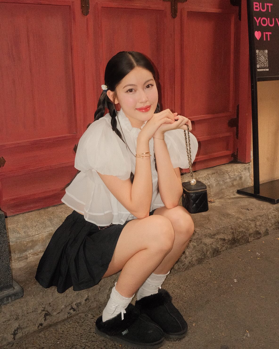 "T&uacute;i Chanel tr&ecirc;n người, tay to&agrave;n l&agrave; Tiffany": HIEUTHUHAI khoe thế n&agrave;y vẫn c&ograve;n nhẹ với tủ đồ hiệu của bạn g&aacute;i hot girl- Ảnh 4.