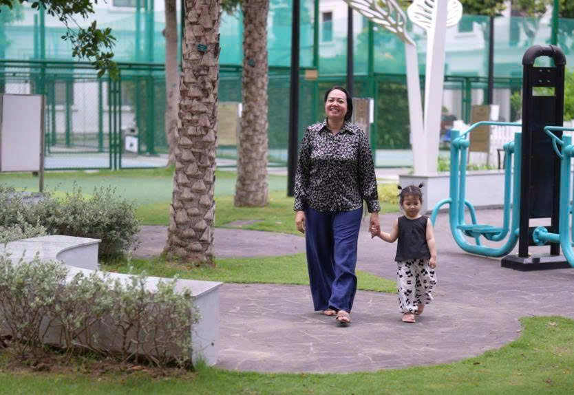 Hạnh ph&uacute;c của người phụ nữ 50 tuổi tưởng phải xin trứng để l&agrave;m mẹ: Sau 20 năm, căn nh&agrave; nhỏ lại vang l&ecirc;n tiếng cười trẻ thơ- Ảnh 1.