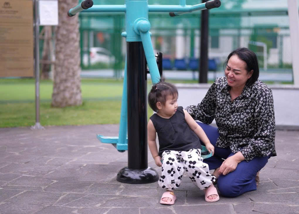 Hạnh ph&uacute;c của người phụ nữ 50 tuổi tưởng phải xin trứng để l&agrave;m mẹ: Sau 20 năm, căn nh&agrave; nhỏ lại vang l&ecirc;n tiếng cười trẻ thơ- Ảnh 4.